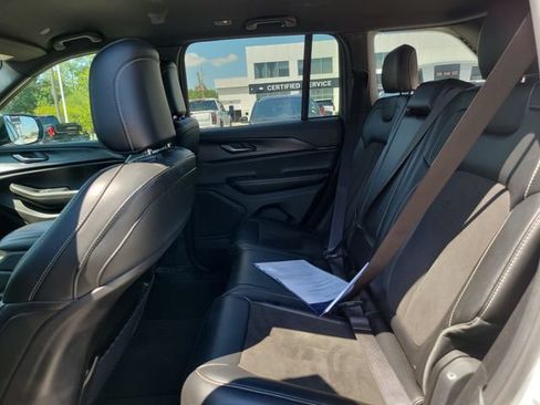 Used 2023 Jeep Grand Cherokee Altitude RWD image 10