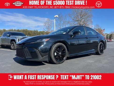 Used 2025 Toyota Camry SE image 1