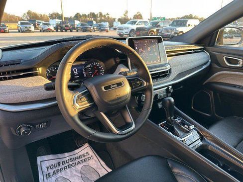 Certified 2025 Jeep Compass Latitude image 11