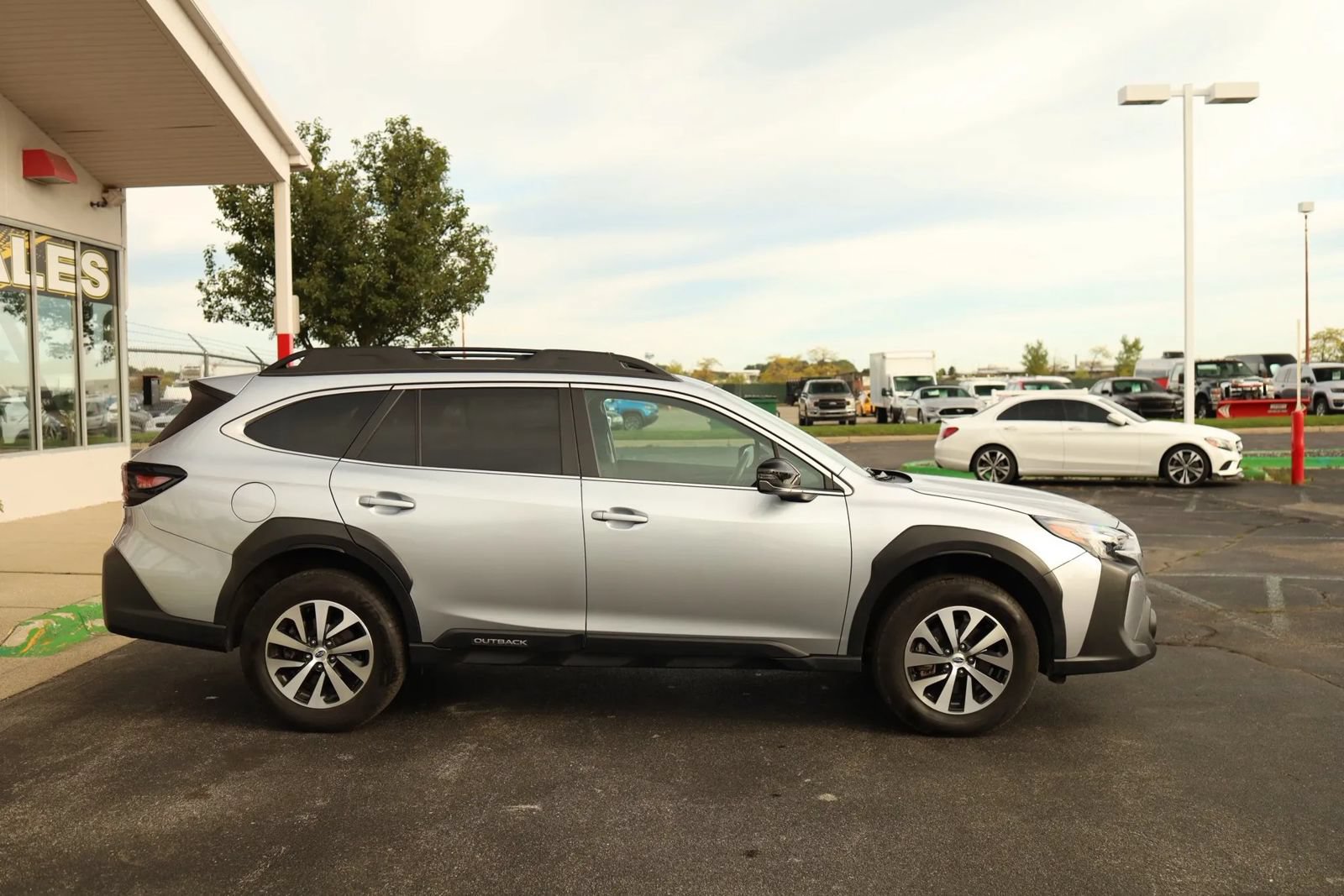 Used 2023 Subaru Outback Premium AWD/4WD image 5