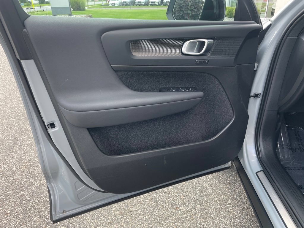 Certified 2025 Volvo XC40 B5 Plus AWD/4WD image 20