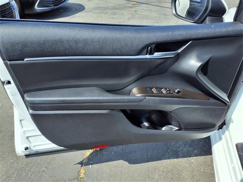 Used 2024 Toyota Camry SE image 11