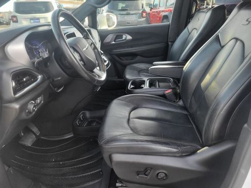 Used 2019 Chrysler Pacifica Touring-L w/ S Appearance Package image 14