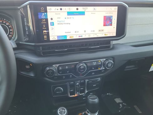 New 2025 Jeep Gladiator Sport image 12