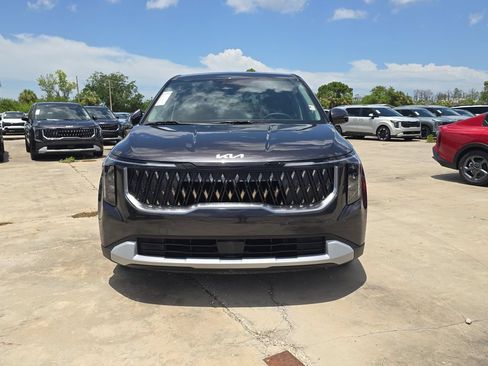 New 2027 Kia Carnival FWD image 3