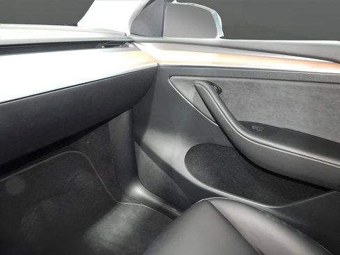 Used 2023 Tesla Model Y Performance image 28