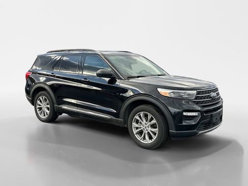 Used 2024 Ford Explorer XLT w/ Equipment Group 202A AWD/4WD image 9