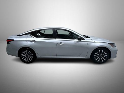 Used 2024 Nissan Altima 2.5 SV image 4