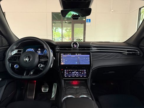 Used 2025 Maserati Grecale Modena AWD/4WD image 35