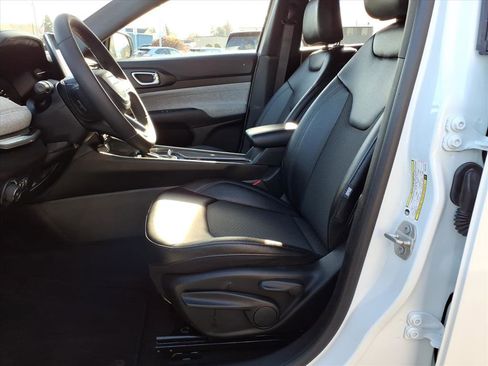 Used 2024 Jeep Compass Latitude image 11