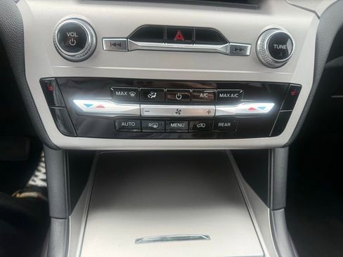 Used 2024 Ford Explorer XLT AWD/4WD image 19