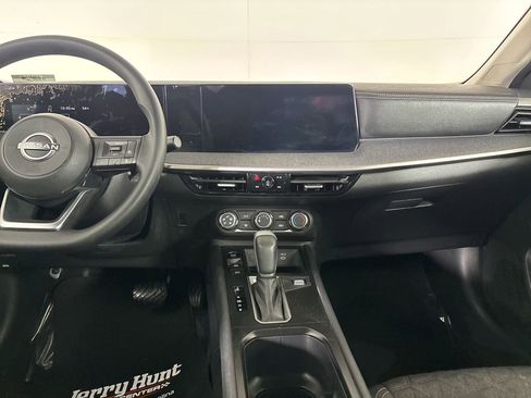 Used 2025 Nissan Kicks SV image 19