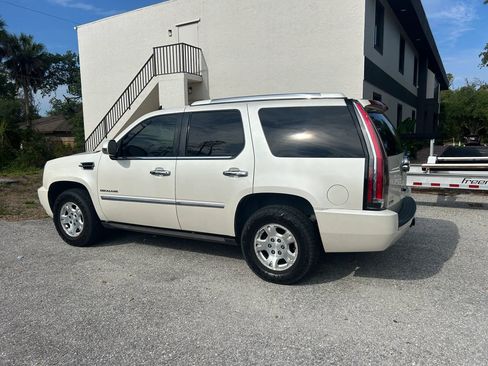 Used 2011 Cadillac Escalade Premium RWD image 5