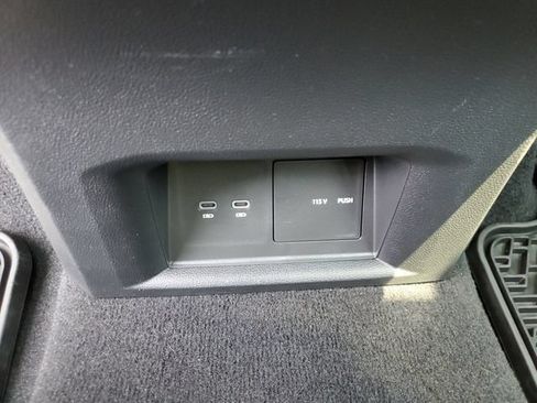 Certified 2023 Volkswagen Atlas Cross Sport SE w/ Panoramic Sunroof Package FWD image 18