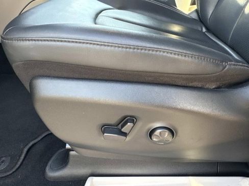 Used 2024 Chrysler Pacifica Touring-L image 10