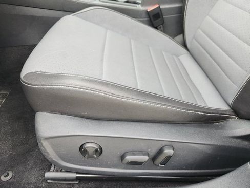 Used 2025 Volkswagen Jetta SE FWD image 23