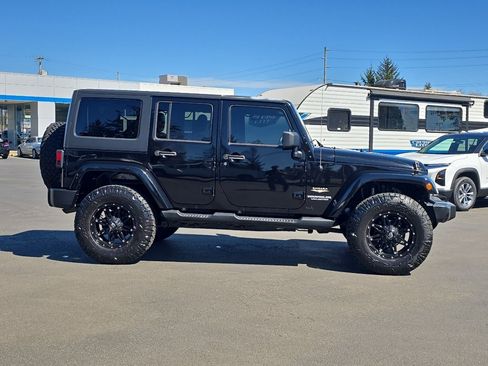 Used 2013 Jeep Wrangler Unlimited Sahara w/ Connectivity Group image 7