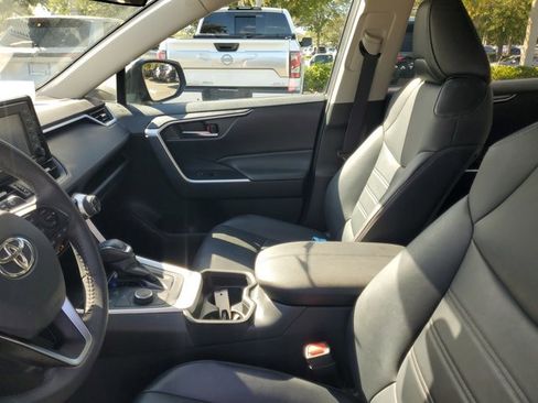 Used 2021 Toyota RAV4 XLE Premium image 19