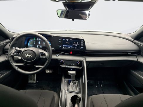 Used 2025 Hyundai Elantra Sport image 14