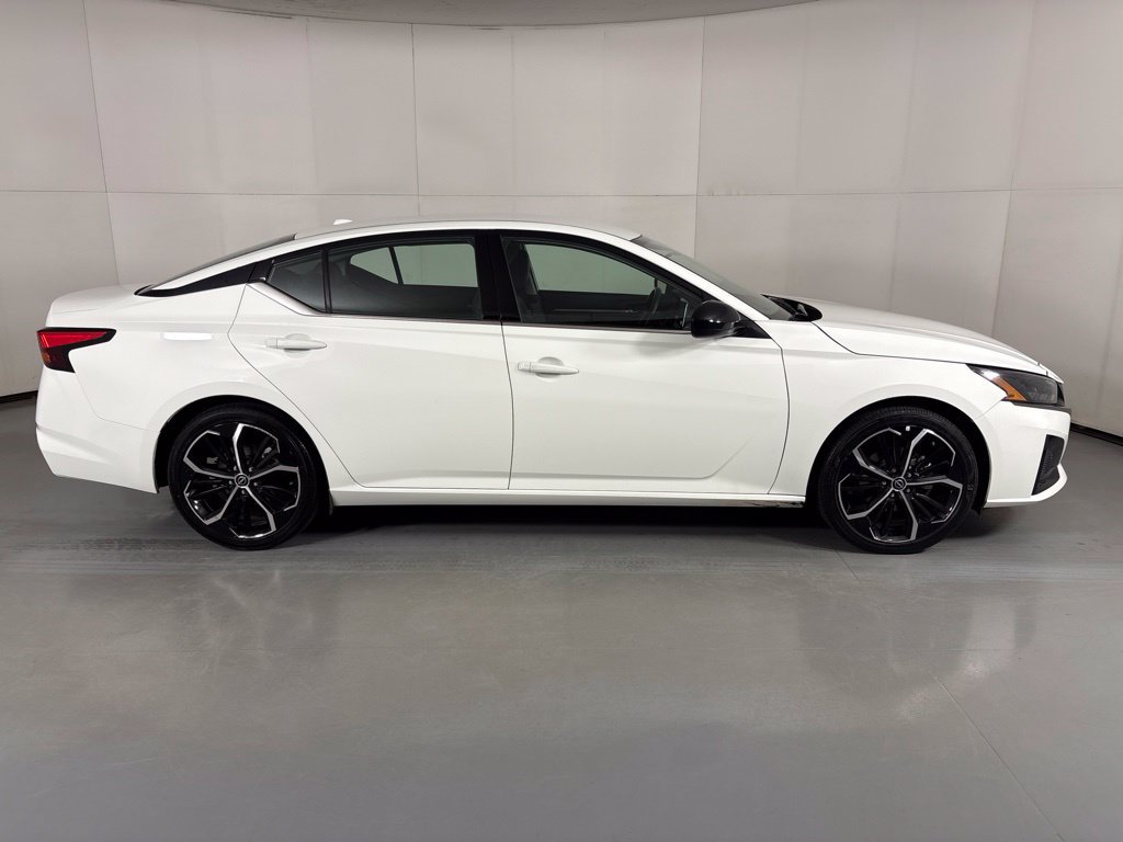 Used 2024 Nissan Altima 2.5 SR FWD image 9