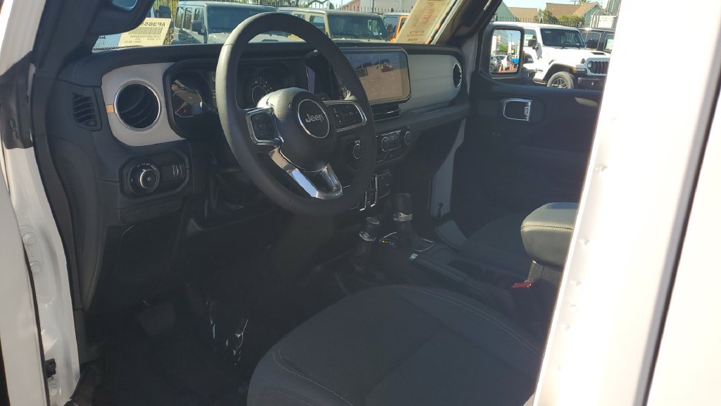 Used 2026 Jeep Wrangler Unlimited Sahara AWD/4WD image 19