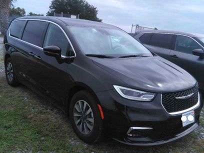 Used 2023 Chrysler Pacifica Touring-L