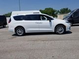 New 2025 Chrysler Pacifica Select image 3