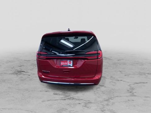 Used 2025 Chrysler Pacifica Select FWD image 9