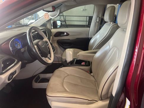 Used 2020 Chrysler Pacifica Limited FWD image 4