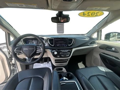 Used 2024 Chrysler Pacifica Touring-L FWD image 23