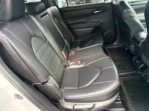 Used 2023 Toyota Highlander XLE AWD/4WD image 13
