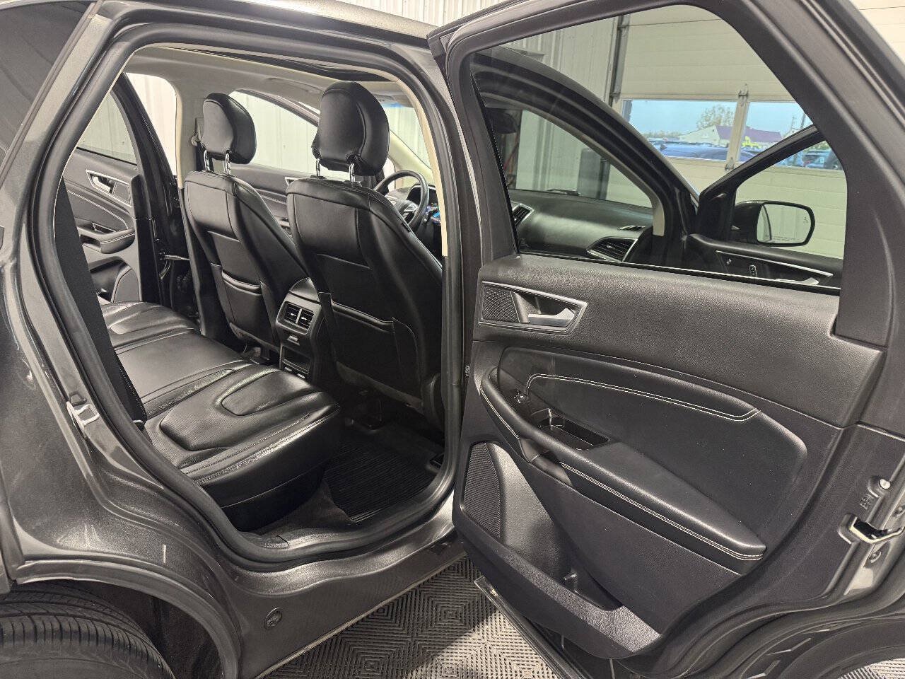 Used 2019 Ford Edge Titanium w/ Equipment Group 301A AWD/4WD image 24