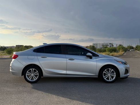 Used 2019 Chevrolet Cruze LT w/ Convenience Package FWD image 6