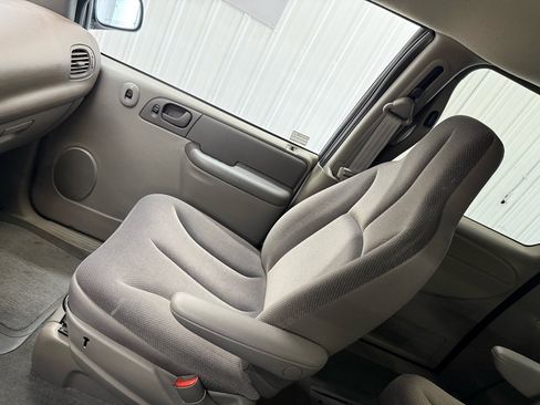 Used 2002 Dodge Caravan SE image 41