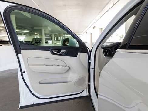 Used 2018 Volvo XC60 T5 Momentum w/ Vision Package image 13