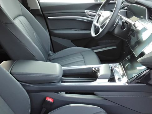 Used 2024 Audi Q8 e-tron Premium Plus image 27