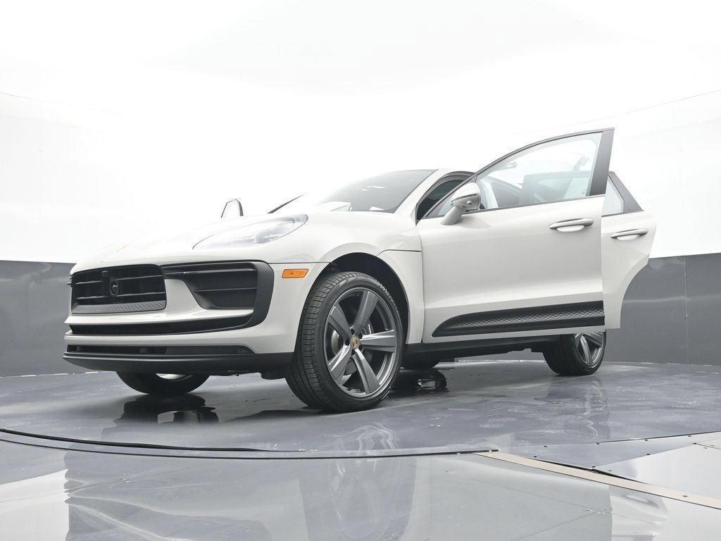 Certified 2026 Porsche Macan AWD/4WD image 31