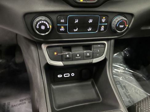 Used 2024 GMC Terrain SLE image 23