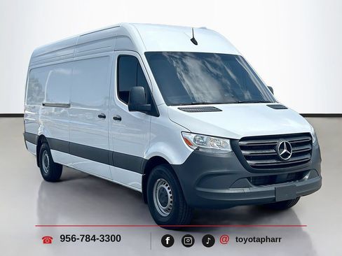 Used 2025 Mercedes-Benz Sprinter 2500 image 3