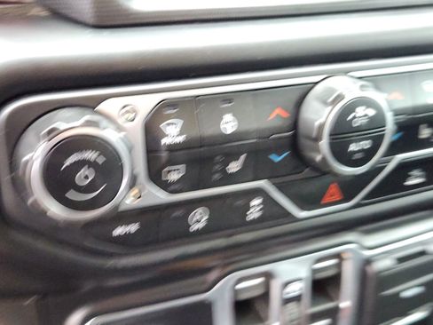 Used 2022 Jeep Gladiator Rubicon w/ LED Lighting Group AWD/4WD image 37
