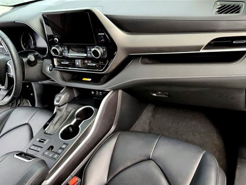 Used 2024 Toyota Highlander XLE image 16