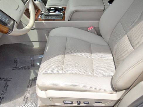 Used 2014 Lincoln Navigator 2WD image 25