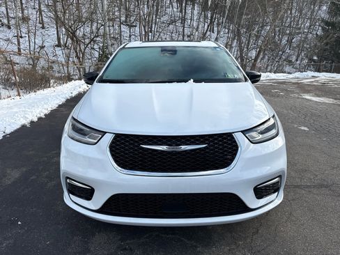 Used 2024 Chrysler Pacifica Limited image 9