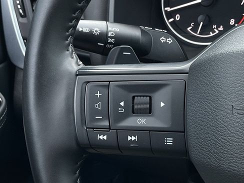 Used 2025 Nissan Rogue SV image 22