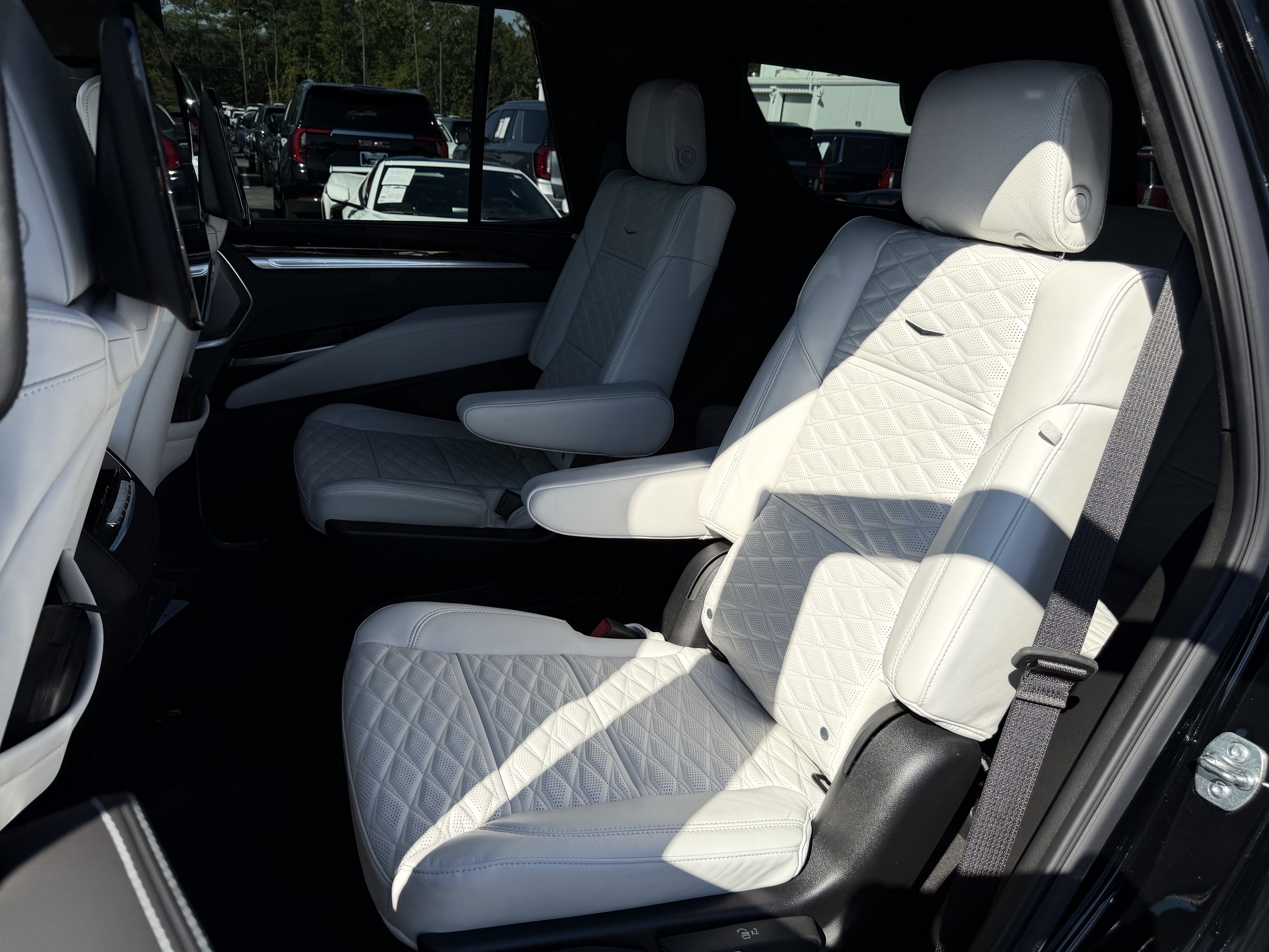 Used 2027 Cadillac Escalade Platinum Sport w/ LPO, ONYX Package AWD/4WD image 35
