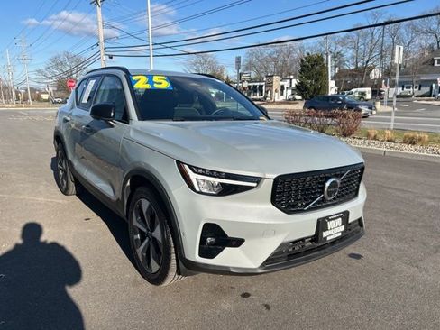 Certified 2025 Volvo XC40 B5 Plus image 5