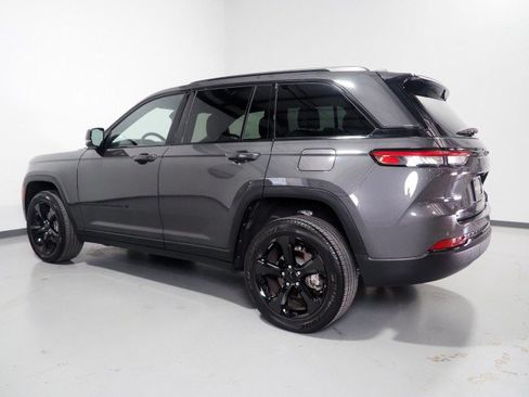 Used 2025 Jeep Grand Cherokee Altitude RWD image 7