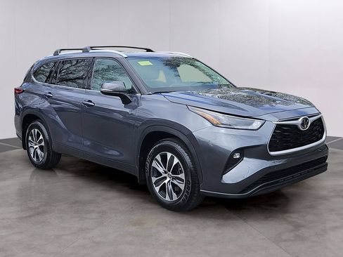 Used 2022 Toyota Highlander XLE AWD/4WD image 3