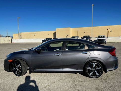 Used 2018 Honda Civic Touring image 4