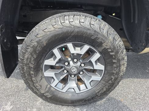 Used 2017 Toyota Tacoma TRD Off-Road w/ Tow Package AWD/4WD image 34